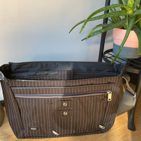 Fantastic, EXPANDABLE laptop bag w/ removable sleeve & zippered slot for travel - Picture 2 of 5